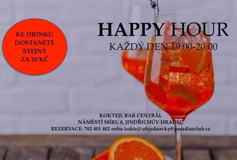 Výběr lahví a barové zázemí v Koktejl Baru